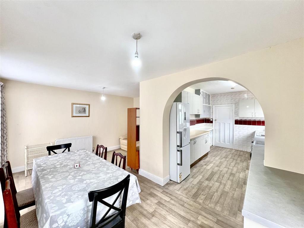 Kitchen / Dining Area