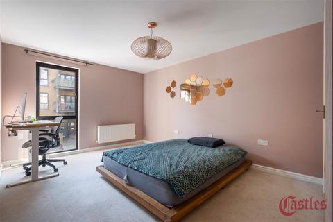 2 bedroom flat for sale, Almond Court, Woodmill Road, London
