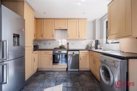 2 bedroom flat for sale, Almond Court, Woodmill Road, London