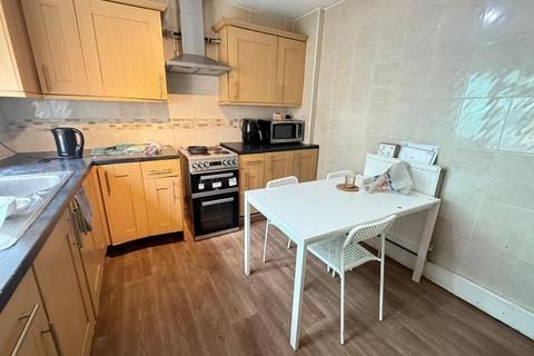 3 bedroom maisonette for sale, Pemell Close, London, E1 4JU