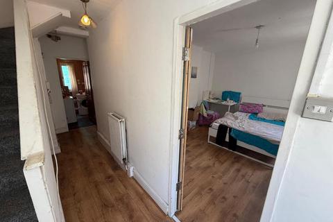 3 bedroom maisonette for sale, Pemell Close, London, E1 4JU