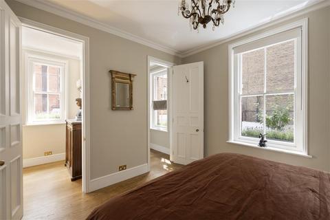 Flat 1, 9 Cheyne Row, London, SW3 5HR