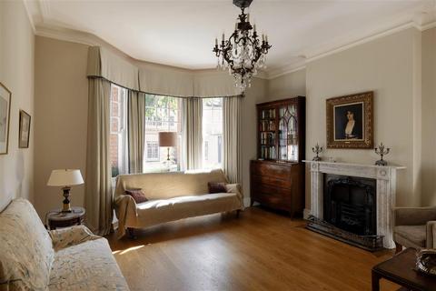 Flat 1, 9 Cheyne Row, London, SW3 5HR