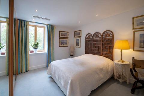 1 Regents Mews, London, NW8 0LB