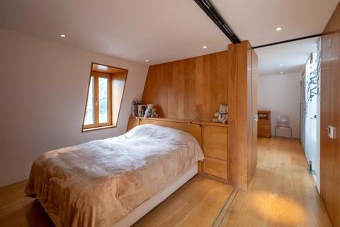 1 Regents Mews, London, NW8 0LB