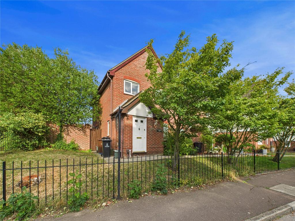 Peppercorn Close, Colchester, Essex, CO4 3 bed end of terrace house - £ ...