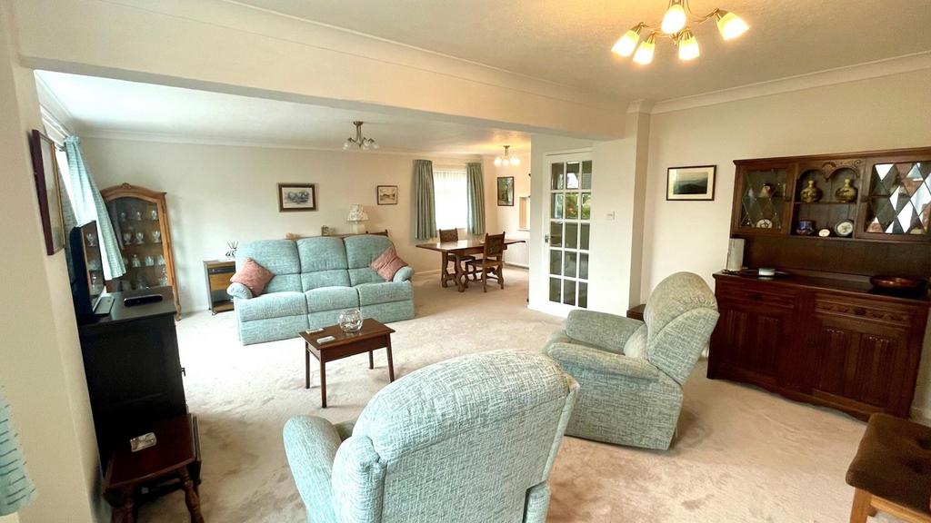 Double aspect l shaped lounge/dining room