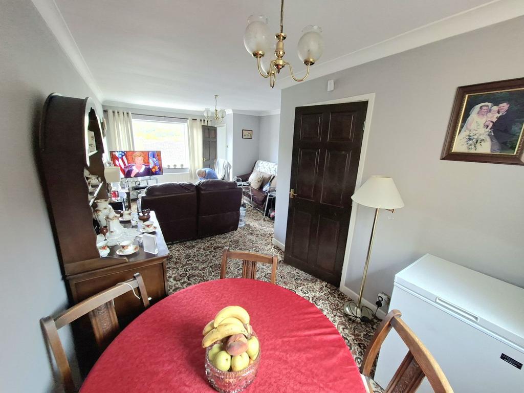 Living room/dining area
