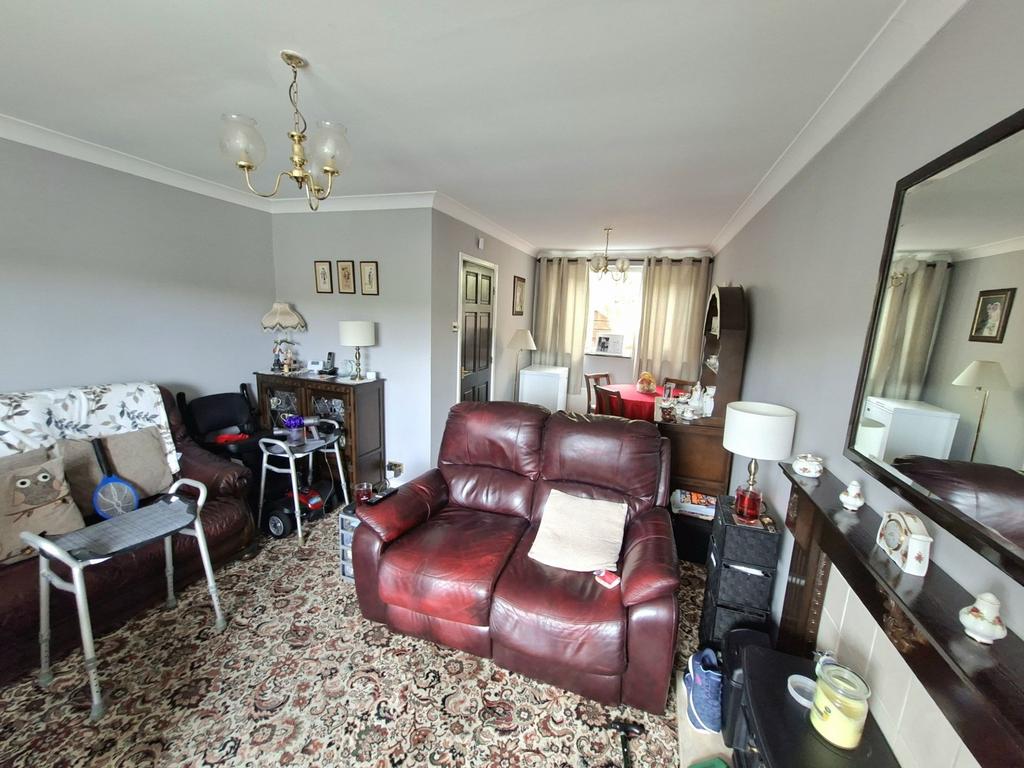 Living room/dining area