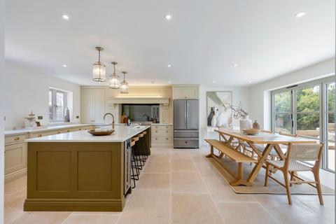 undefined, Chain Free in Kettlestone, Discover The Farmhouse