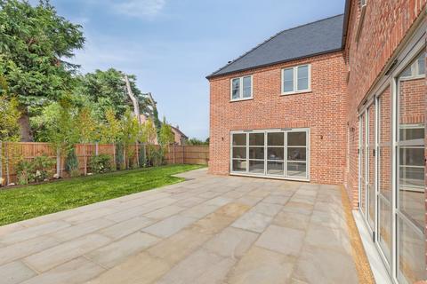 undefined, Chain Free in Kettlestone, Discover The Farmhouse