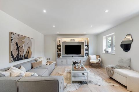 undefined, Chain Free in Kettlestone, Discover The Farmhouse
