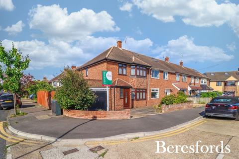 Plover Gardens, Upminster, RM14