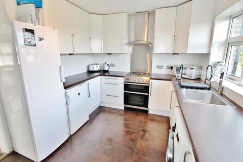 2 bedroom flat to rent, Broomhill Road, Woodford Green, IG8