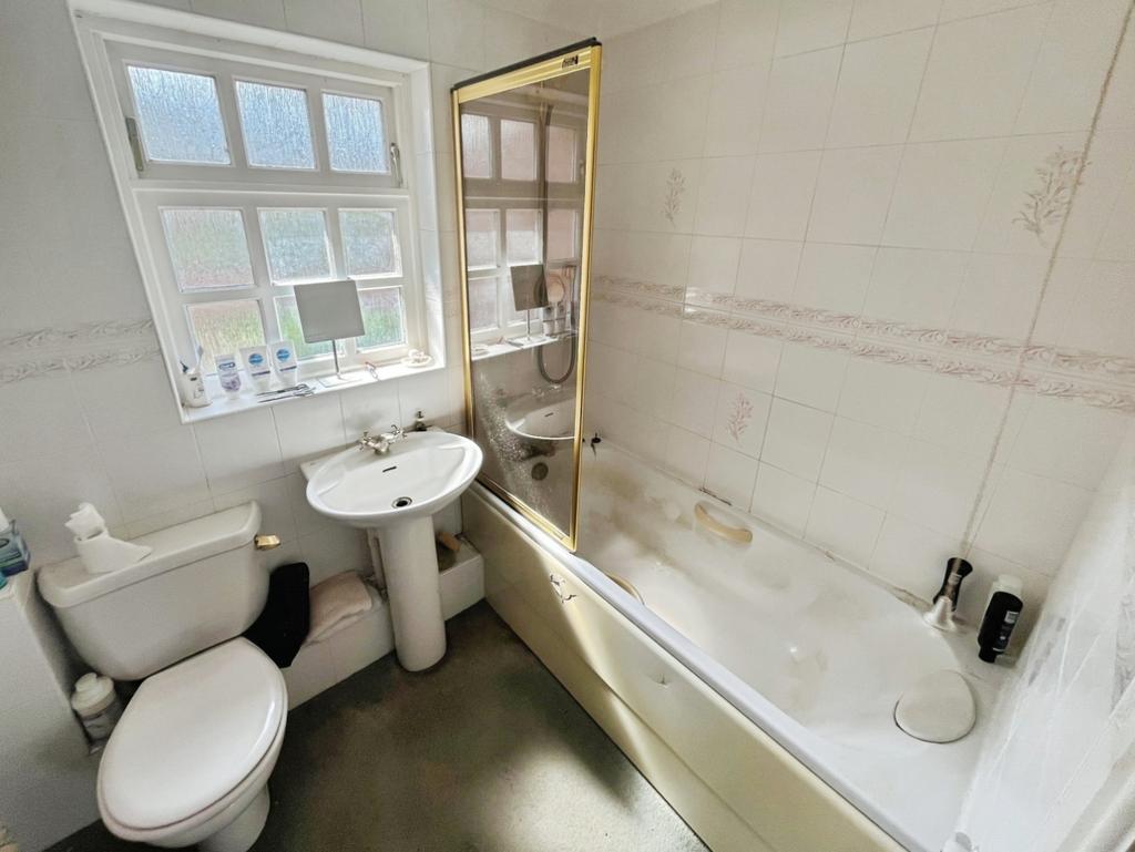 Pbox-bathroom-322841.jpg