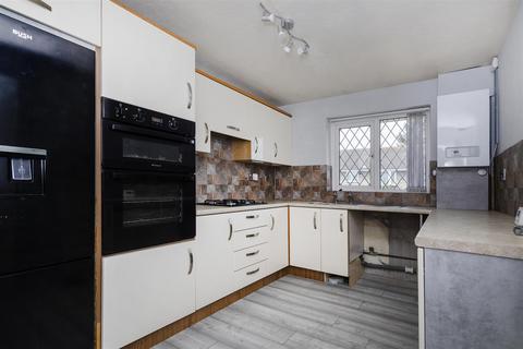 2 bedroom flat for sale, Lakeside Court, Huddersfield HD3