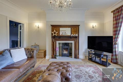 4 bedroom detached house for sale, New Mill Road, Holmfirth HD9