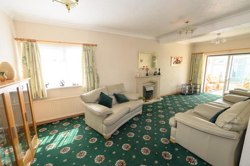 Living room pic 3.jpg