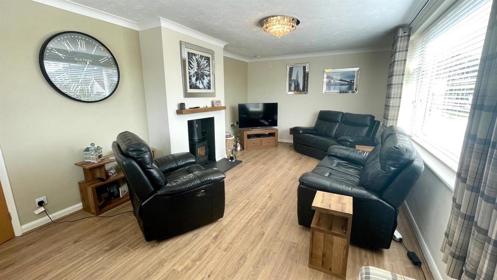 Double aspect lounge/dining room