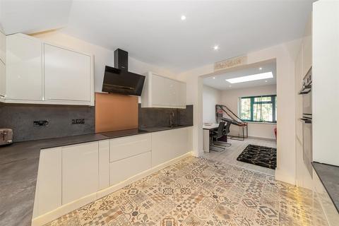 24 Ninehams Close, Caterham, CR3 5LQ