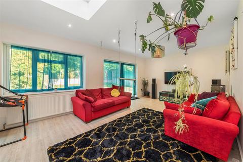 24 Ninehams Close, Caterham, CR3 5LQ