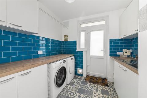 24 Ninehams Close, Caterham, CR3 5LQ