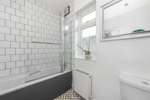 24 Ninehams Close, Caterham, CR3 5LQ