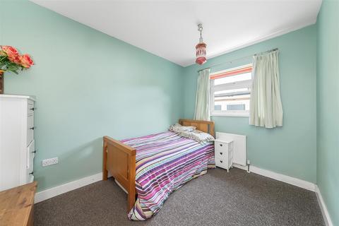 24 Ninehams Close, Caterham, CR3 5LQ