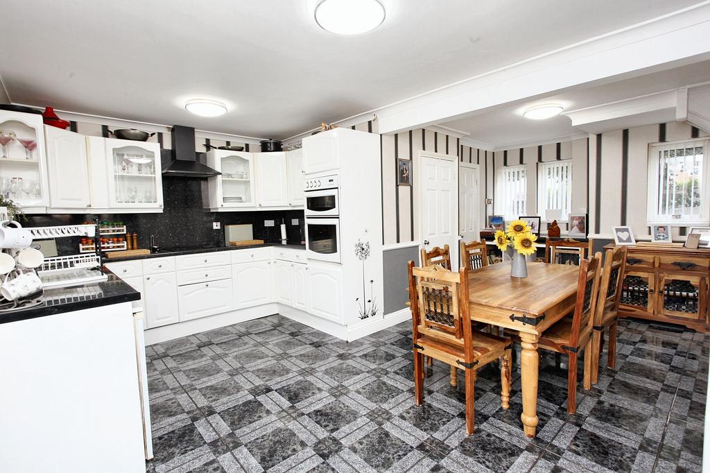 Kitchen/ Dining Room