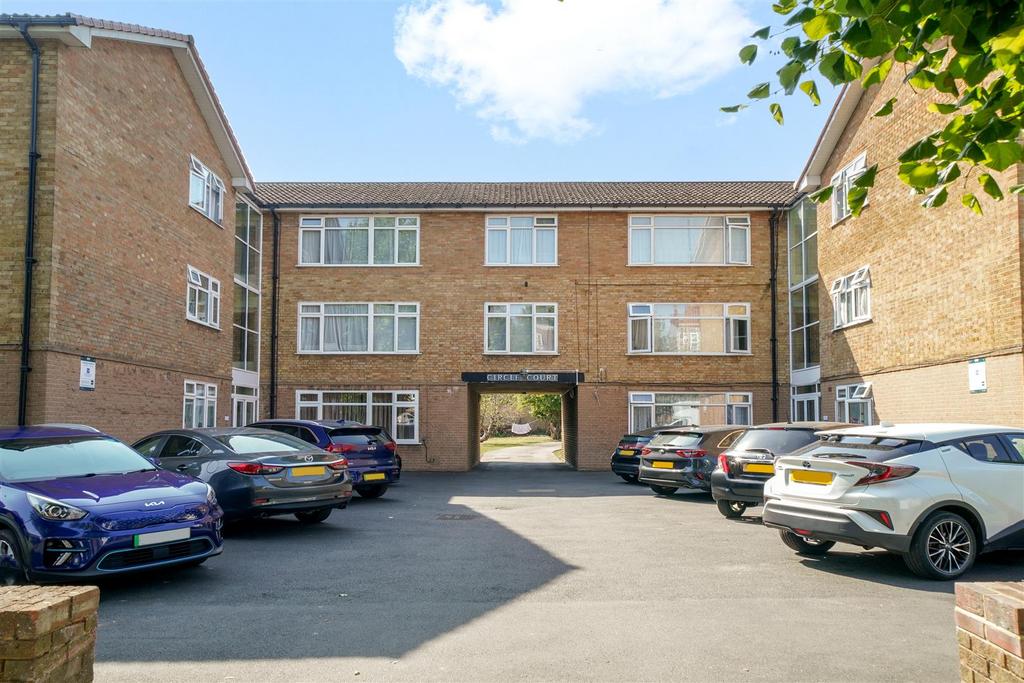 2 Circle Court, Harrowdene Road - a Ij XVp6 Epan LDf8 J