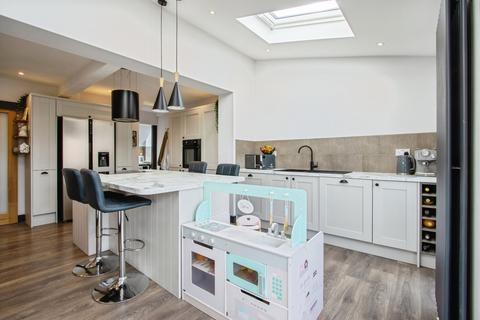 2 bedroom semi-detached house for sale, Lulworth Drive, West Yorkshire LS15