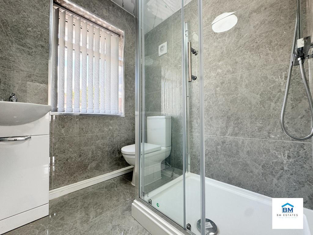 Family Bathroom 1