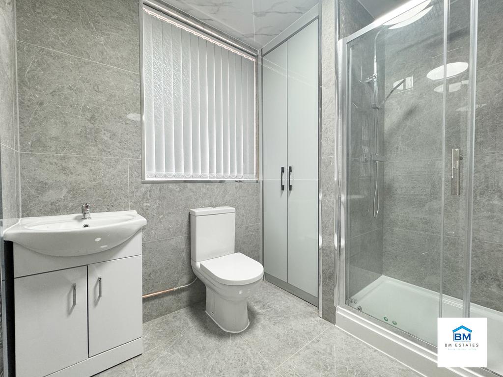 Family bathroom 2