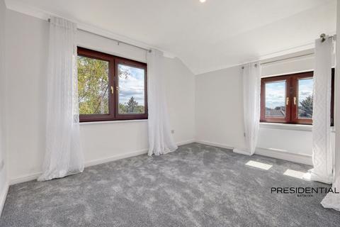2 bedroom flat for sale, Cedar Close, Buckhurst Hill IG9
