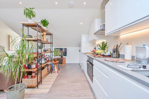3 bedroom flat for sale, Manor Vale, Brentford, BRENTFORD, TW8