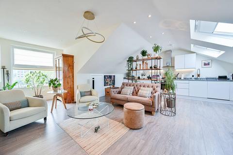 3 bedroom flat for sale, Manor Vale, Brentford, BRENTFORD, TW8