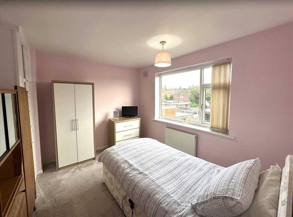 Front bedroom 1: