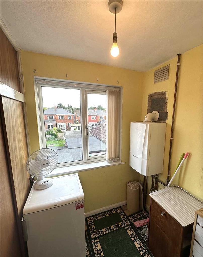 Rear bedroom 2: