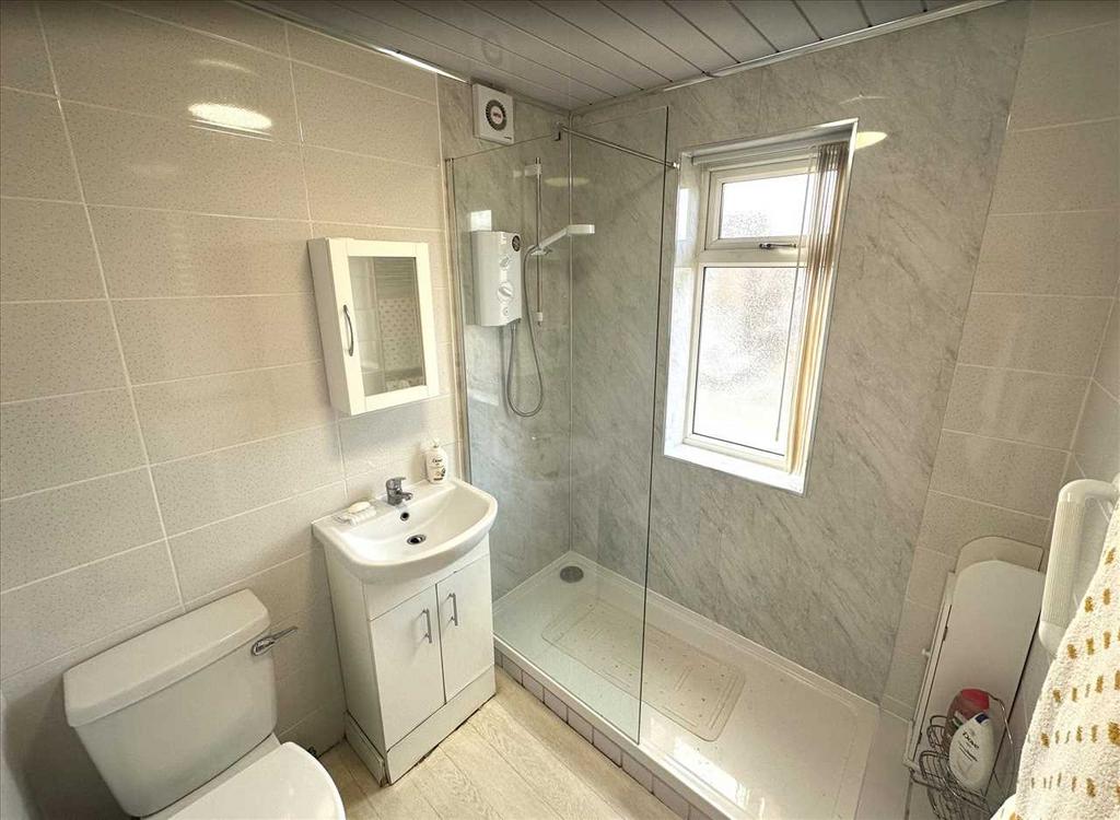 Rear bedroom 3: