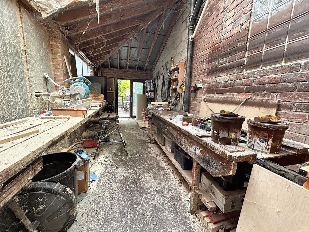 Garage/Workshop