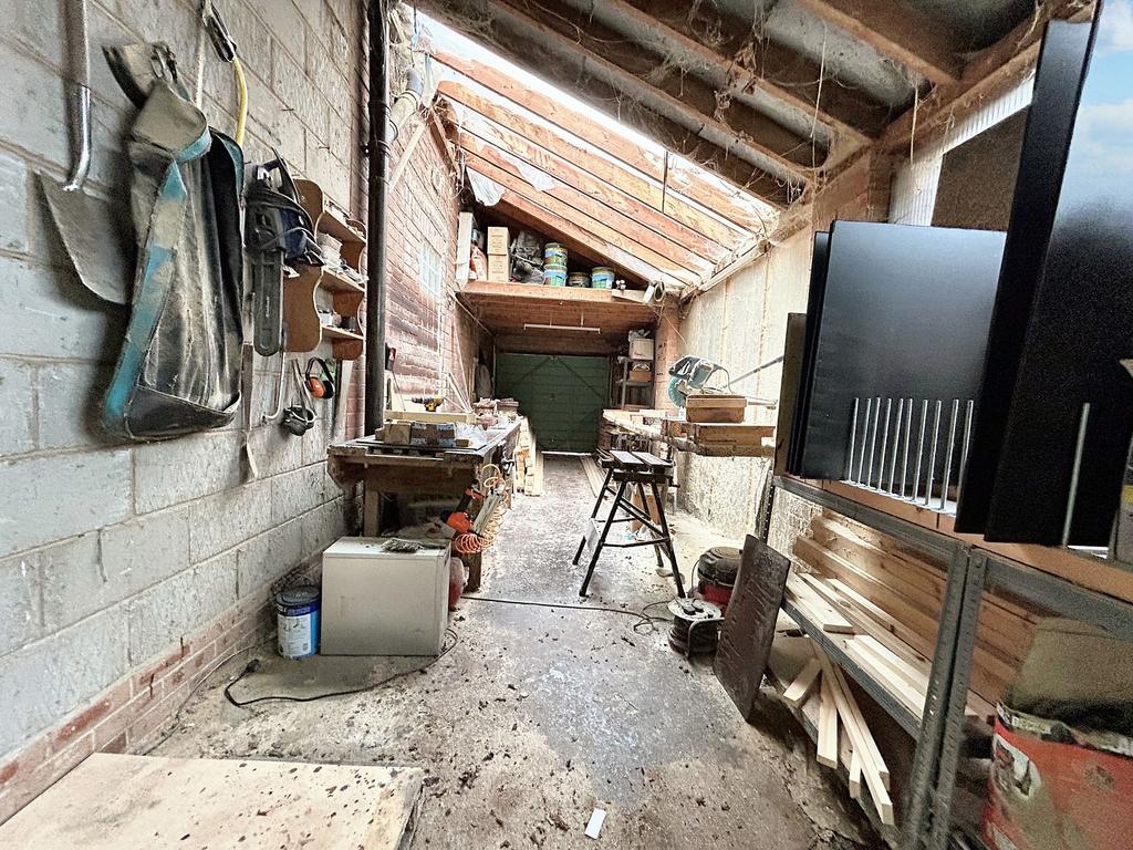 Garage/Workshop