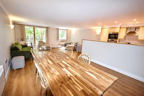 undefined, Chiswick High Road, Chiswick, Chiswick