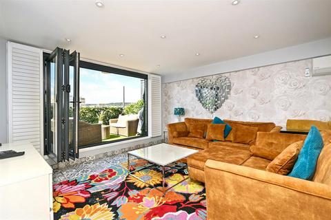 2 bedroom flat for sale, Terminus Road, Eastbourne