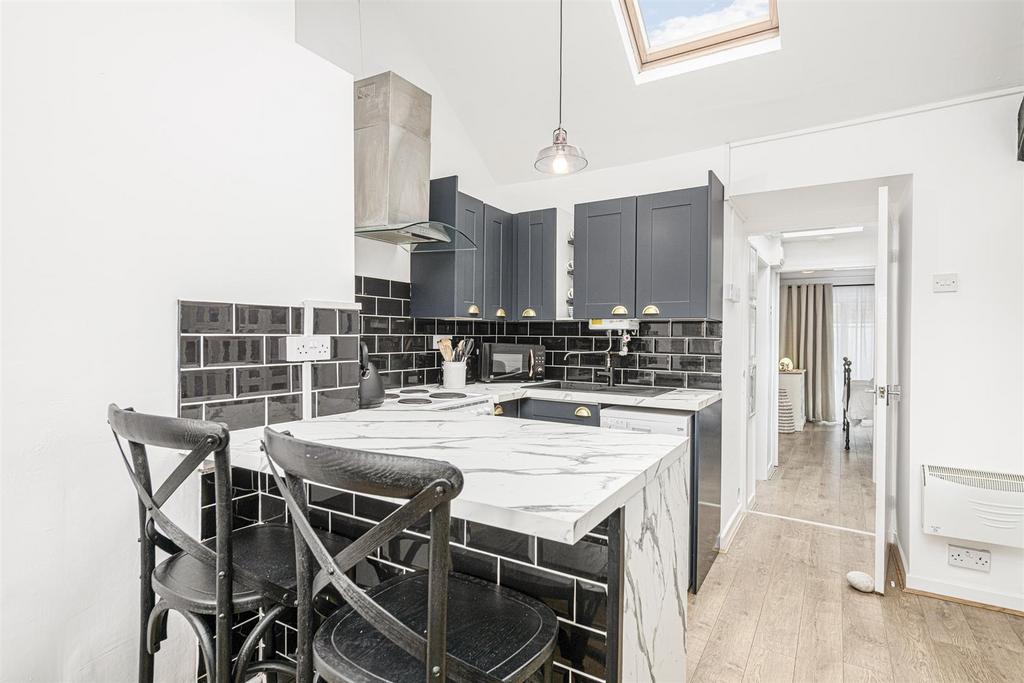 TYN-LON-KITCHEN-02.jpg