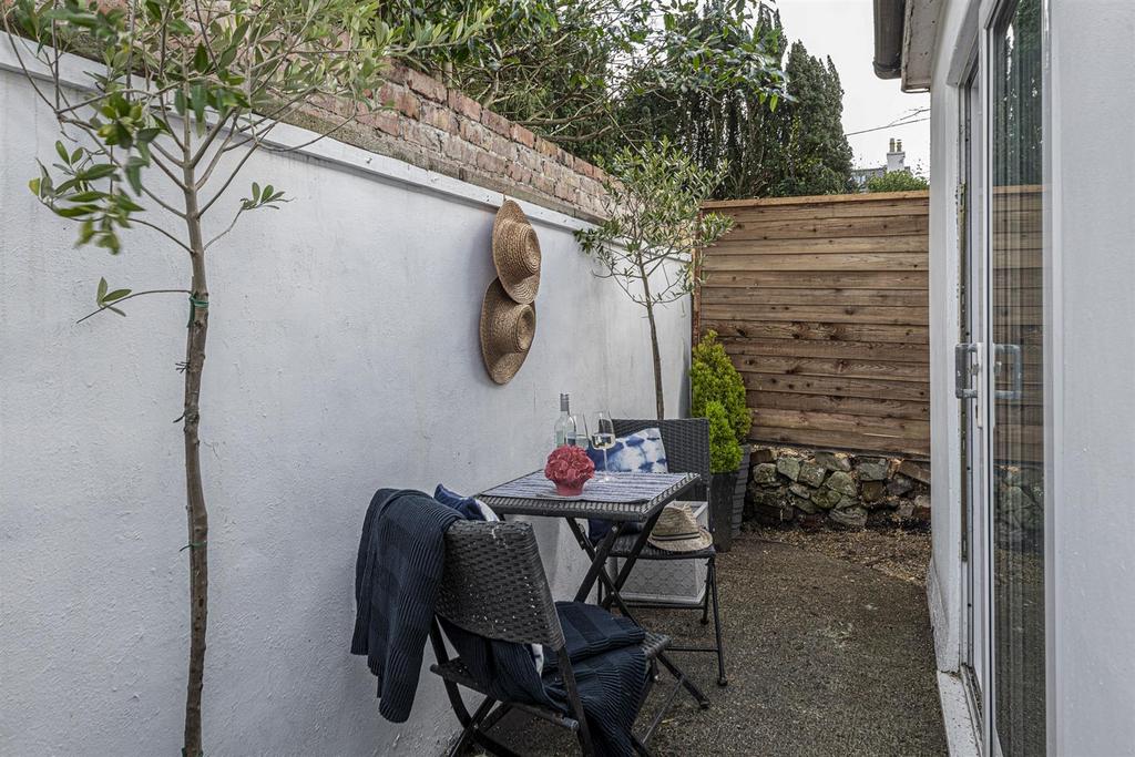 TYN-LON-EXTERNAL-3.jpg
