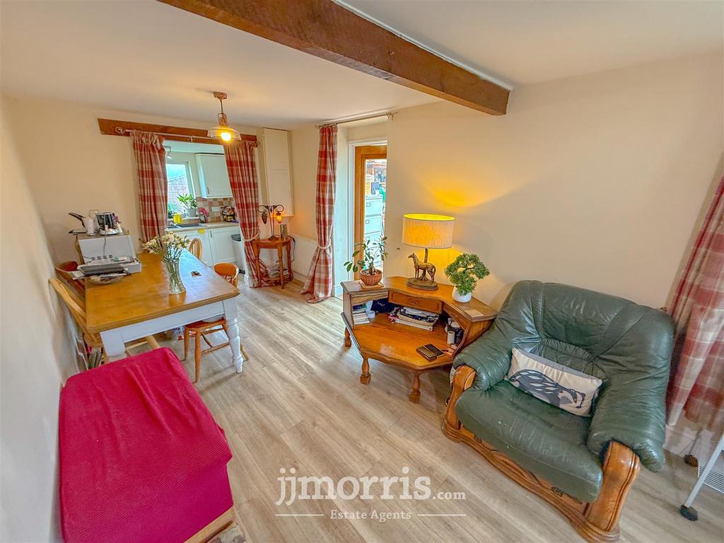 Ebb5 aad7 03 cd 4 ef1 93 ce 09 f5 a391 fd04.jpeg