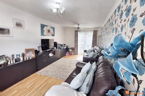 17 Holmes Way, Paston, Peterborough, PE4 7XZ