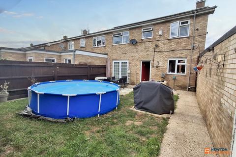 17 Holmes Way, Paston, Peterborough, PE4 7XZ