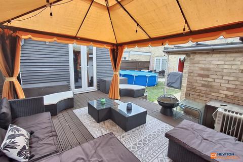 17 Holmes Way, Paston, Peterborough, PE4 7XZ