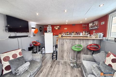 17 Holmes Way, Paston, Peterborough, PE4 7XZ